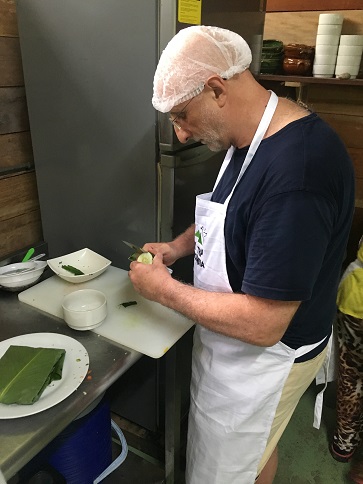 Persona cocinando en el taller de gastronomía del Amazonas de la agencia de viajes My Trip Colombia