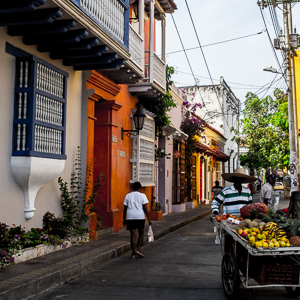 Calle en Cartagena con vendedor de frutas