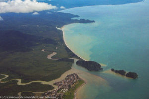 Vista aérea del mar y la selva en nuquí