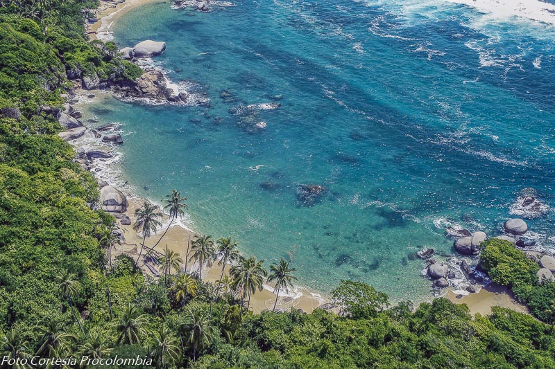 Vista aérea del mar y la selva en tayrona