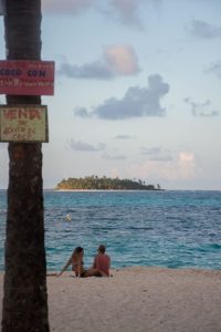 Pareja mirando la isla de Jonny Cay