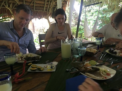 Personas almorzando un plato típico del Amazonas Colombiano