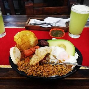 Bandeja paisa servida como una comida colombiana