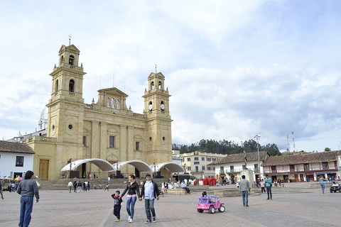 Personas en la plaza e iglesia de Chiquinquirá