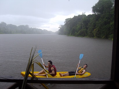Dos personas practicando kayak en el Río Amazonas