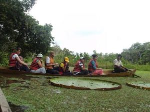 7 personas navegando el río Amazonas