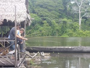 Personas haciendo pesca deportiva en el río Amazonas