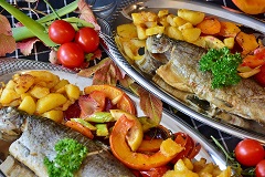 Pescado y comidas colombianas servidas en una mesa