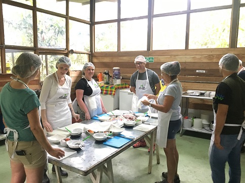 Grupo de personas en el taller de gastronomía del Amazonas de la agencia de viajes My Trip Colombia